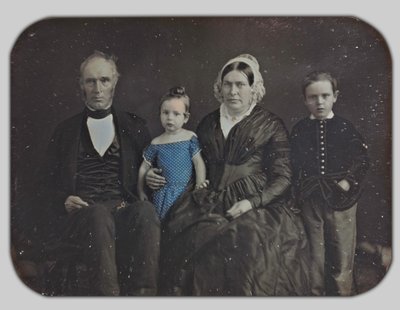 Mrs. Stanfords Mutter, Vater und Familie von English